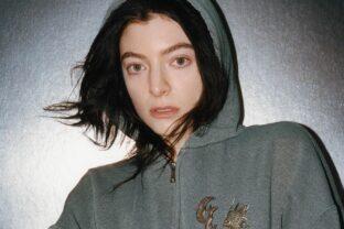 Lorde press shot 1 thistle brown.jpg