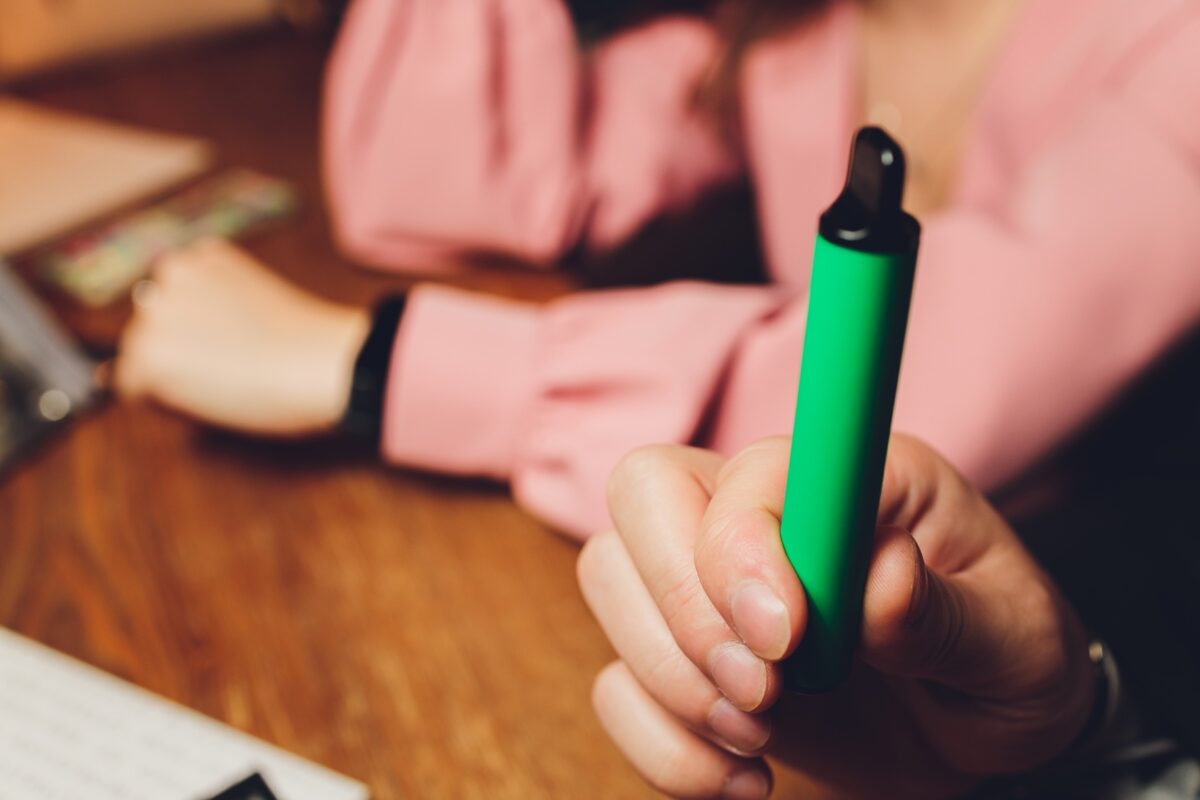 Výrobky na fajčenie sú pre deti stále ľahko dostupné. Najrizikovejšie sú jednorazové e-cigarety a bylinné výrobky
