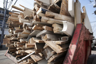 Drevo pripravené na opätovné spracovanie – zvyšky dreva a stavebného materiálu určené na recykláciu a ekologické využitie.