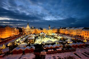 Námestie Přemysla Otakara II. v Českých Budějoviciach počas konania vianočných trhov.