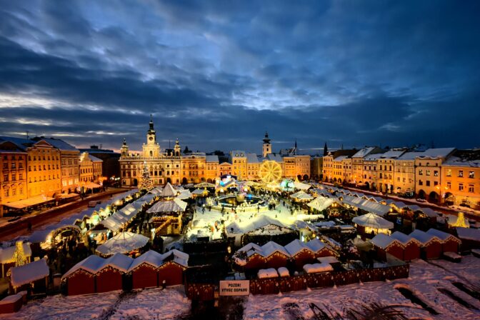 Námestie Přemysla Otakara II. v Českých Budějoviciach počas konania vianočných trhov.