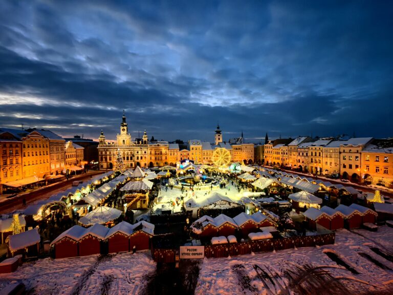 Námestie Přemysla Otakara II. v Českých Budějoviciach počas konania vianočných trhov.