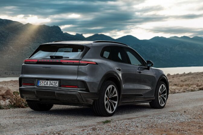 Porsche cayenne ev__02.jpg