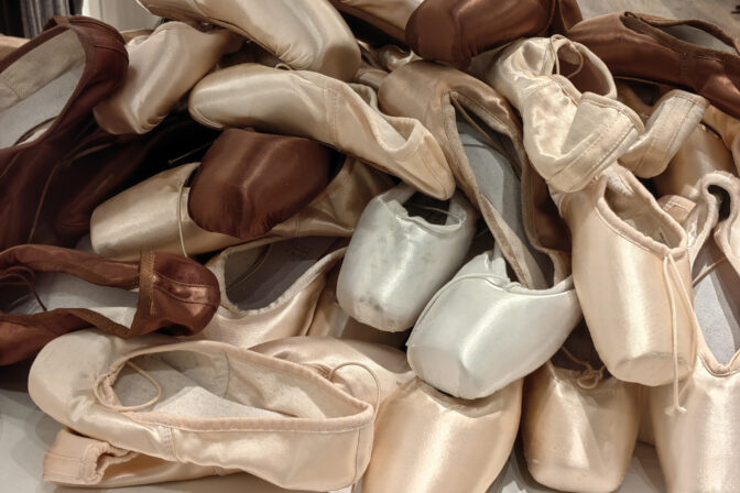 Balet na ušiach? Umelec premieňa opotrebované topánky Kráľovského baletu na šperky.