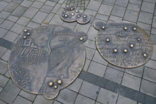 Krádež, reliéfy, Piešťany