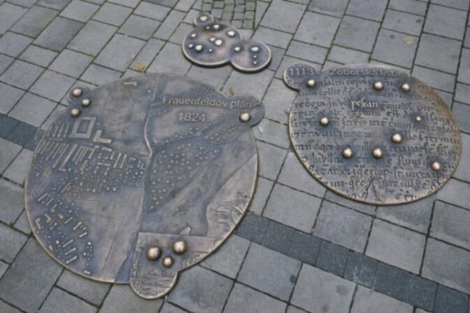 Krádež, reliéfy, Piešťany