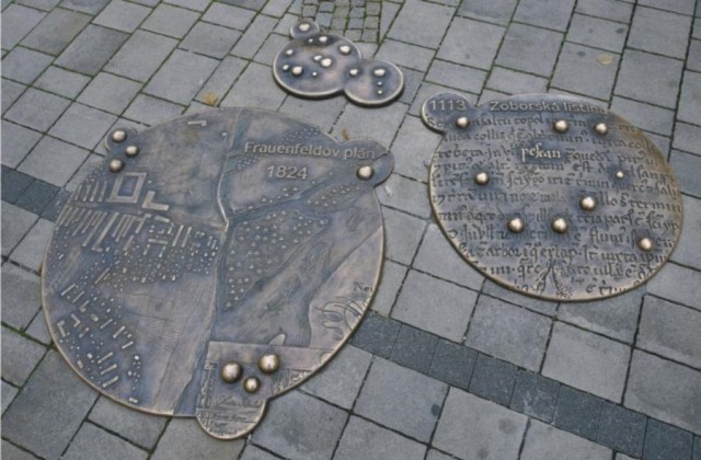 Krádež, reliéfy, Piešťany