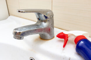 Vodný kameň na kohútiku