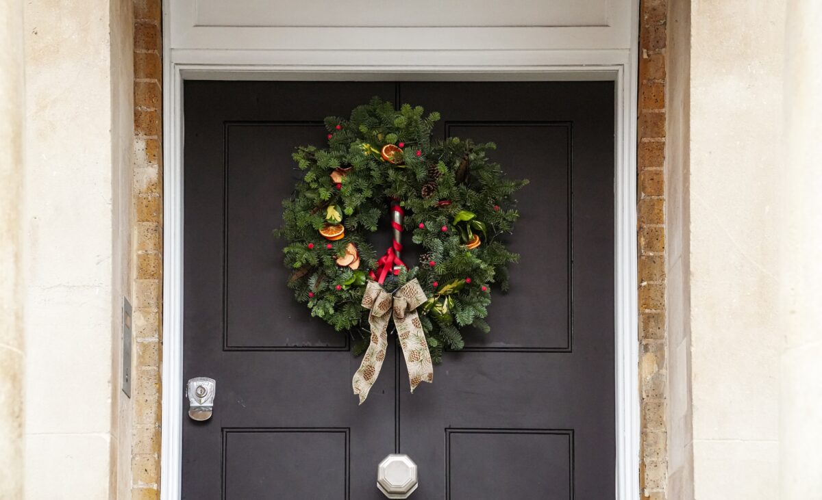 Vianočný veniec na dverách