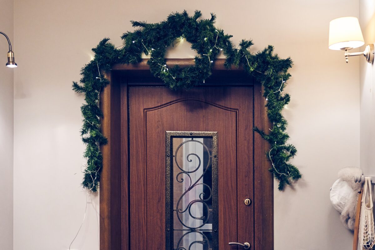 vianočná girlanda na dverách