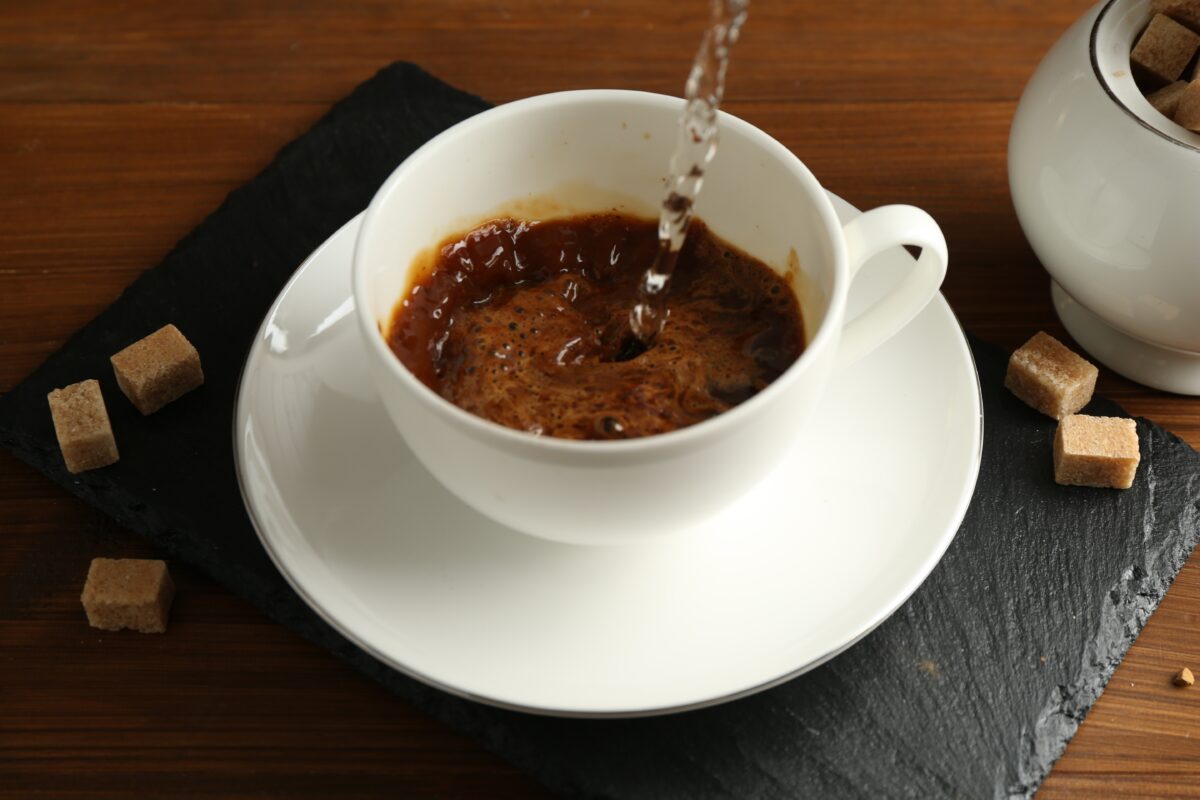 zalievanie instantnej kávy