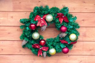 veniec zo starých vianočných gúľ