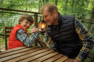 Svihaci_martin pechlat ako dan s emanuelom bugalom ako malym leom zdroj nunez nfe.jpg