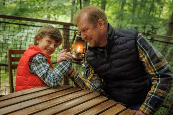 Svihaci_martin pechlat ako dan s emanuelom bugalom ako malym leom zdroj nunez nfe.jpg