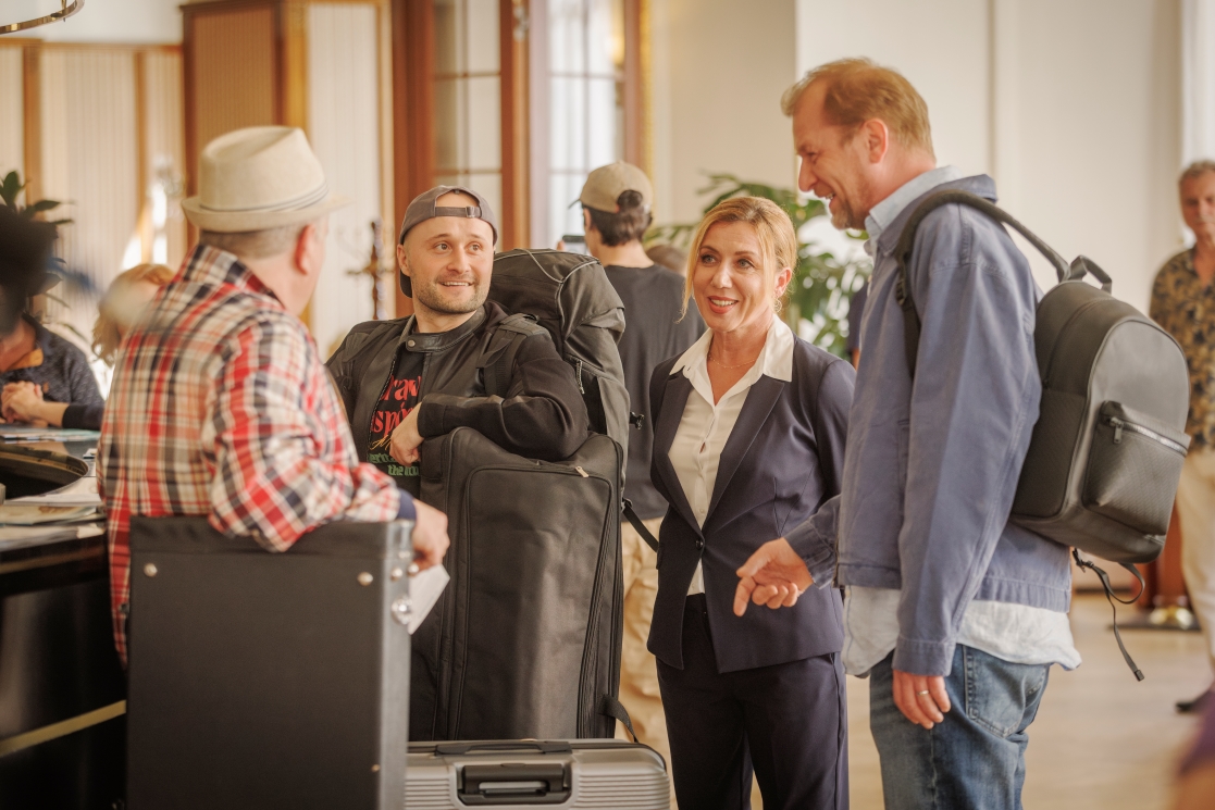 Svihaci_skupina s gabrielou dzurikovou ako riaditelkou kupelneho hotela zdroj nunez nfe.jpg