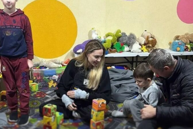 Ukrainian media report angelina jolie to have visited kherson as part of a charity project. the 1.jpg