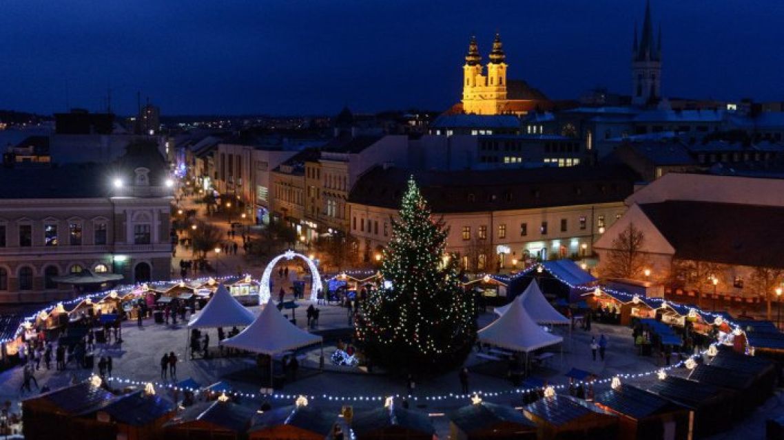 Vianocne mestecko nitra trhy strom_8cb08d_md 1.jpg