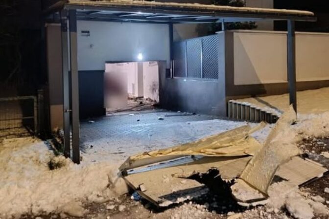 Výbuch pred rodinným domom, polícia