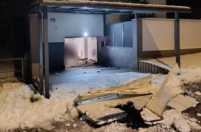 Výbuch pred rodinným domom, polícia