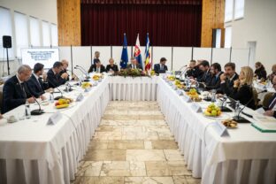 Vyjazdove rokovanie vlady.jpg