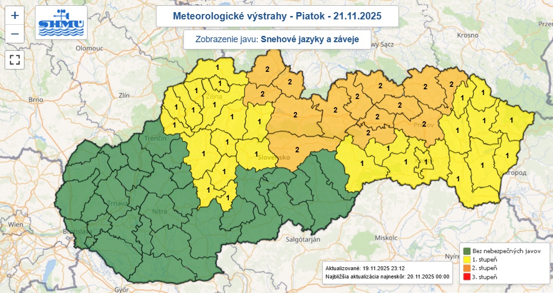 Výstrahy prvého a druhého stupňa pred snehovými jazykmi a závejmi vydané na piatok 21. novembra.