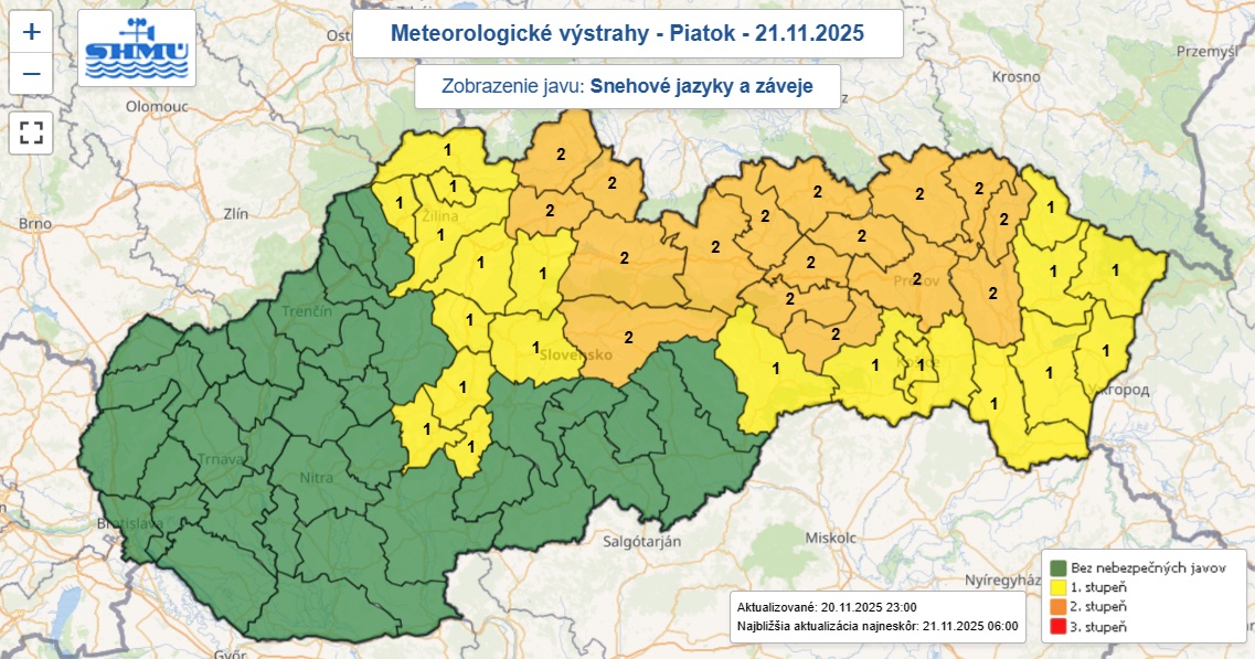 Výstrahy prvého aj druhého stupňa pred snehovými jazykmi a závejmi vydané na piatok 21. novembra 2025.