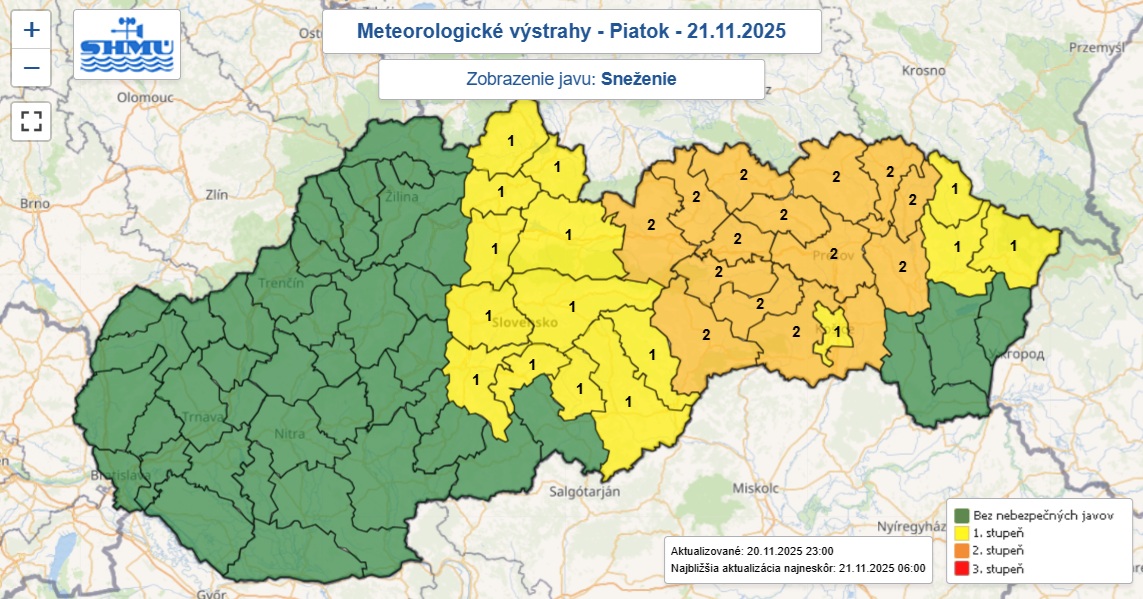 Výstrahy prvého aj druhého stupňa pred snežením vydané na piatok 21. novembra 2025.