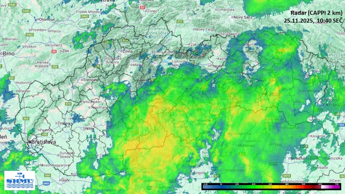 Zrážky na Slovensku v utorok pred jedenástou predpoludním.