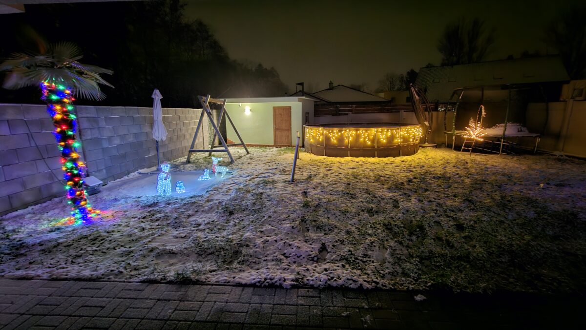 zasnežená záhrada