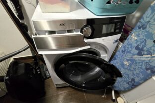 Prečo by ste nemali nechávať dvierka práčky dokorán po skončení prania