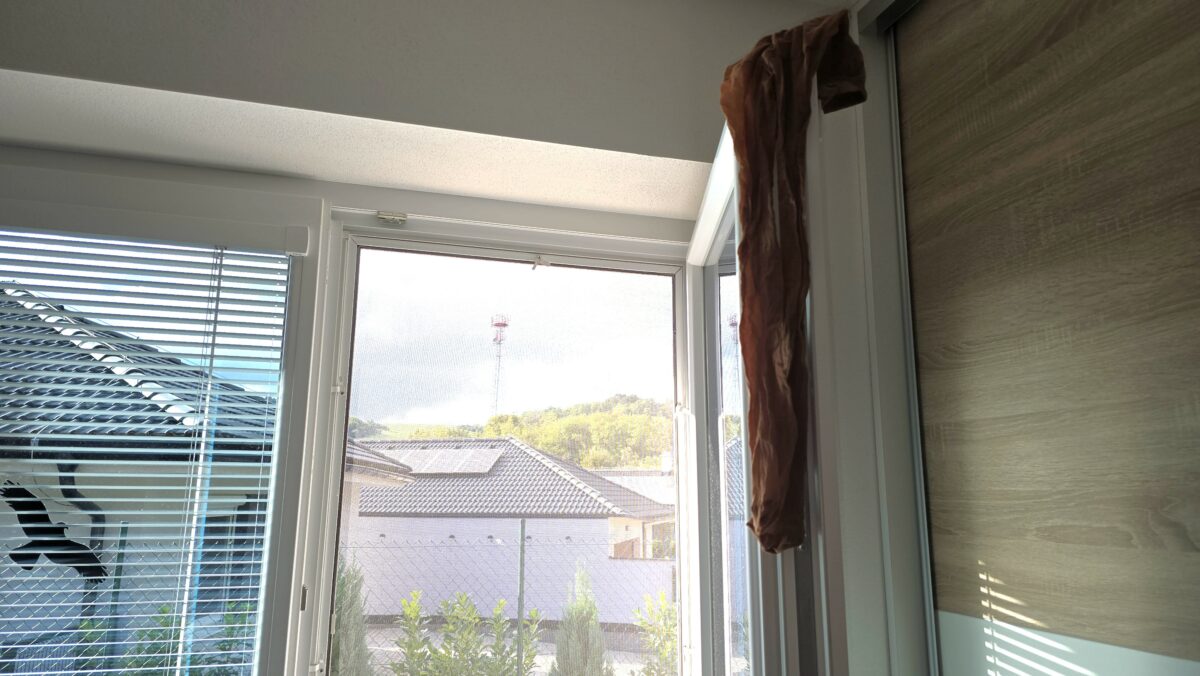 Slováci začali vešať pančuchy na okná