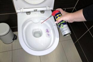 Začala som striekať WD-40 do toalety