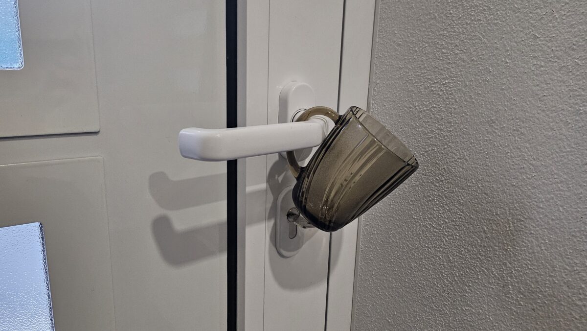 Slováci začali vešať na kľučky obyčajné poháre