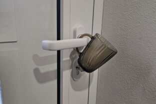 Slováci začali vešať na kľučky obyčajné poháre