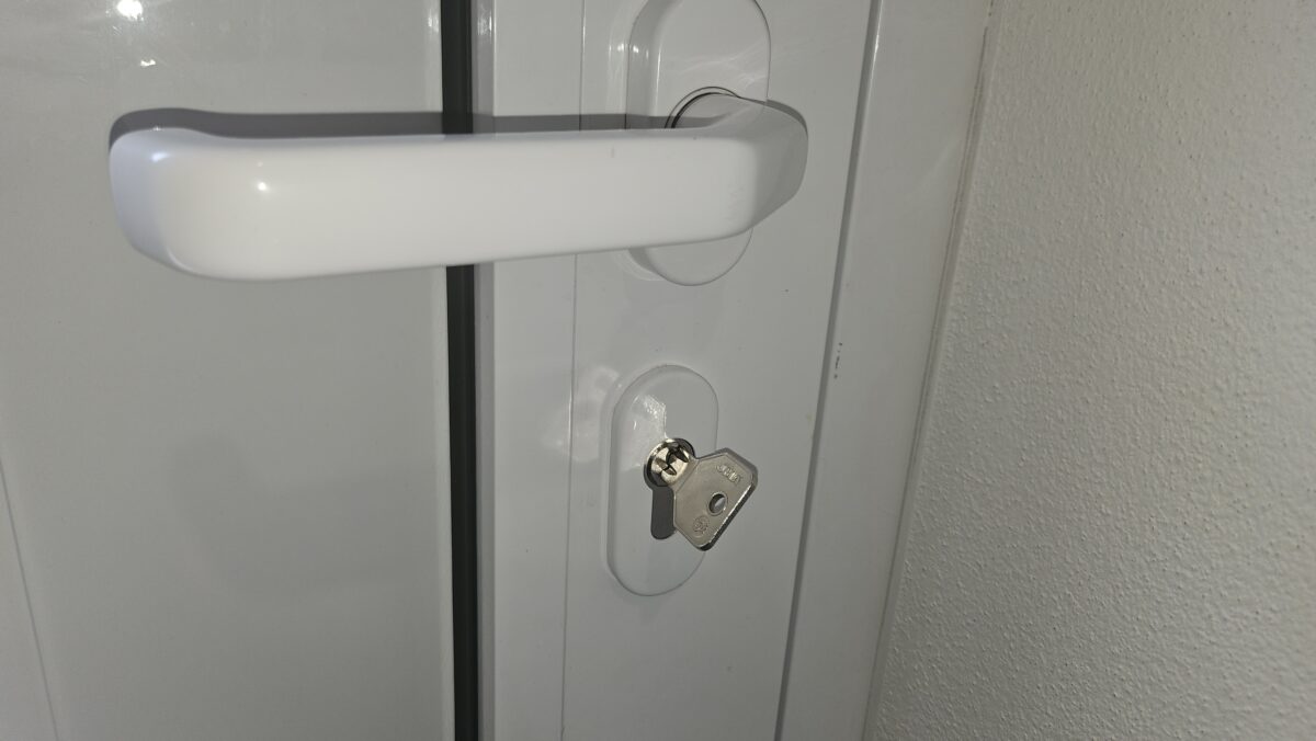 kľúč zastrčený v zámku z vnútornej strany