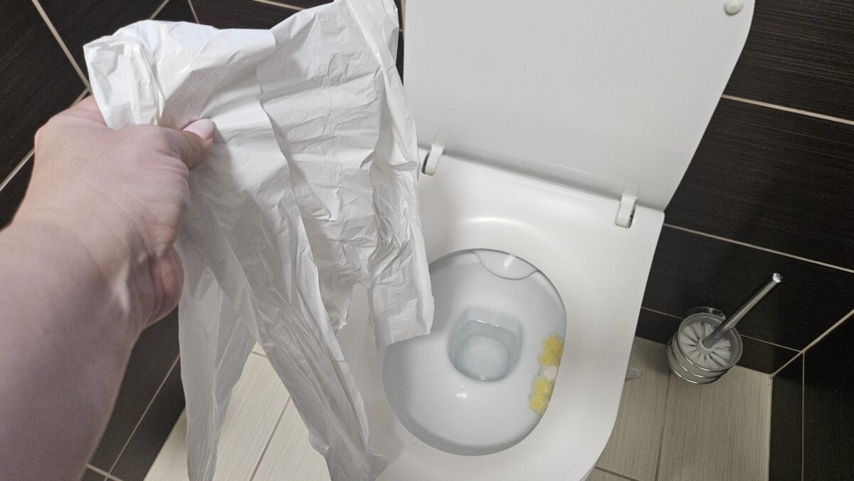 Slováci začali používať vrecko na odpadky v toalete