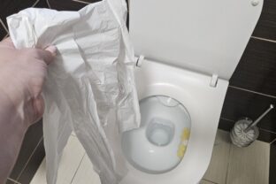 Slováci začali používať vrecko na odpadky v toalete