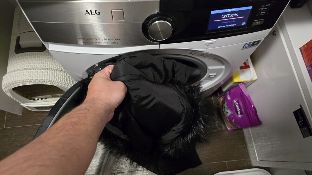 dali do práčky svoju bundu