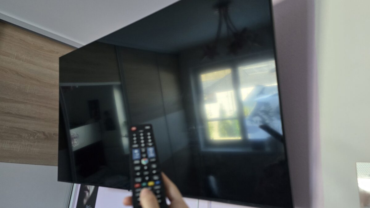 Vypínať televízor zo zásuvky alebo iba ovládačom?