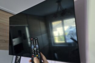 Vypínať televízor zo zásuvky alebo iba ovládačom?