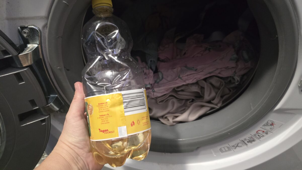 Na Západe lejú do práčky ocot