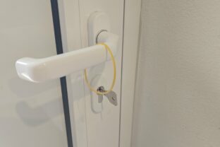 Prečo si začali Slováci dávať gumičky na dverové kľučky