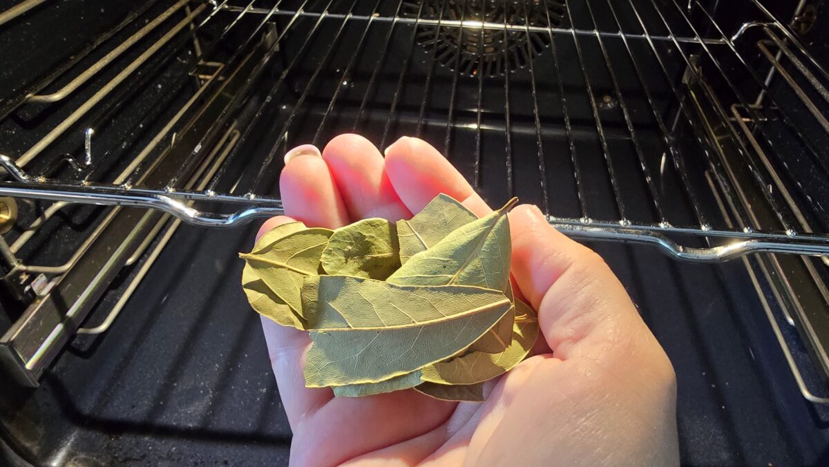 Vložila bobkový list do horúcej rúry