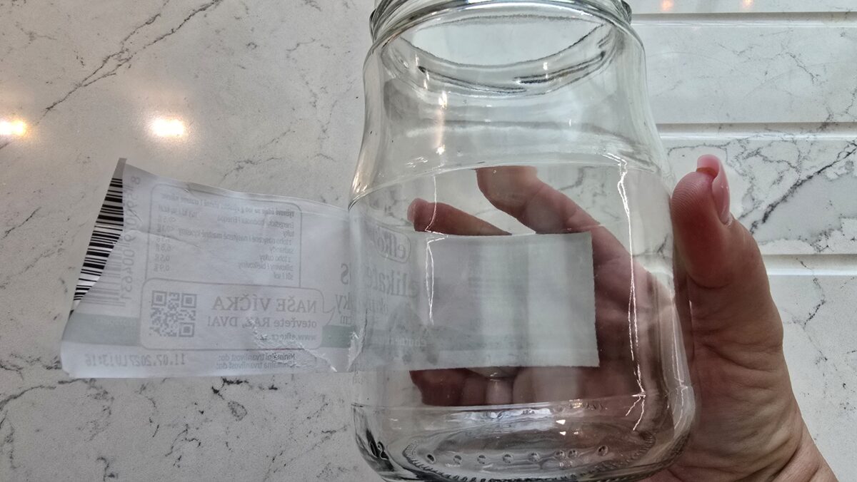 Jednoduchý trik, ako sa zbaviť otravnej nálepky z akéhokoľvek povrchu