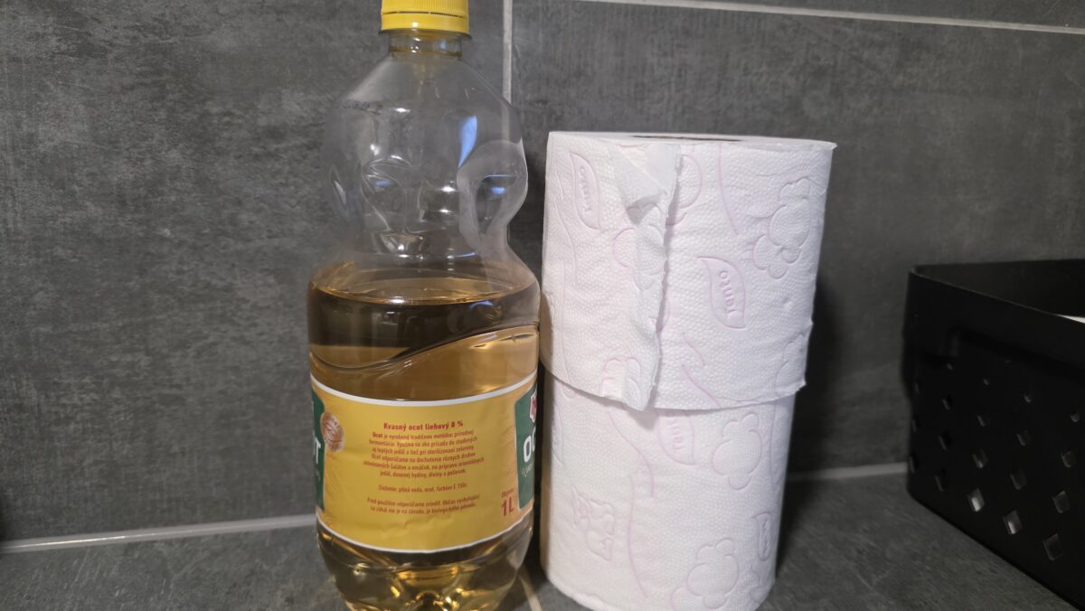 toaletný papier a ocot