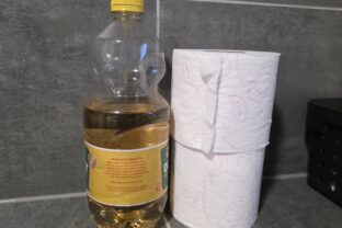 toaletný papier a ocot