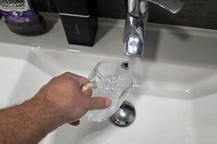 pije vodu priamo z kohútika