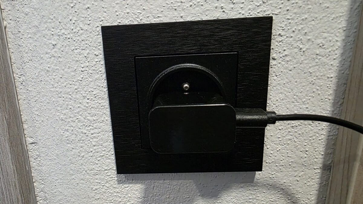 nabíjačka v zásuvke