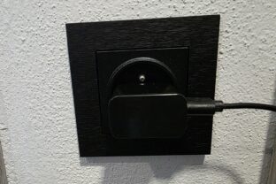 nabíjačka v zásuvke