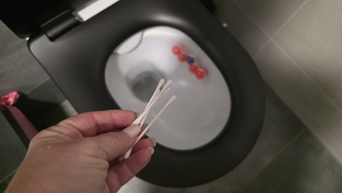 vyhadzovanie ušných tyčiniek do toalety